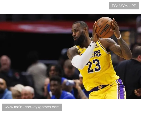 詹姆斯反击三步上篮命中，湖人全队振奋